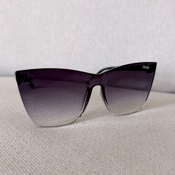 Quay Come Thru Womens Sunglasses- Oversized Black Gradient. With case! - Picture 1 of 5